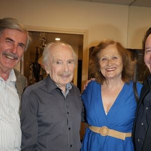 Bernard Menez, Popeck, Katia Tchenko et Daniel Russo - Anniversaire surprise de Popeck à l'occasion de ses 90 ans sur la scène du théâtre de Passy à Paris le 18 mai 2025. © Coadic Guirec/Bestimage