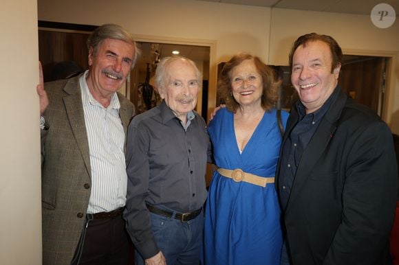 Bernard Menez, Popeck, Katia Tchenko et Daniel Russo - Anniversaire surprise de Popeck à l'occasion de ses 90 ans sur la scène du théâtre de Passy à Paris le 18 mai 2025. © Coadic Guirec/Bestimage