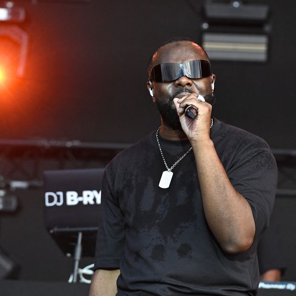 Gims - Diffusion en direct de l'émission de Radio Nova La derniere avec Guillaume Meurice - Fête de l'Huma 2025 sur l'ancienne base aerienne 217 du Plessis Pate.