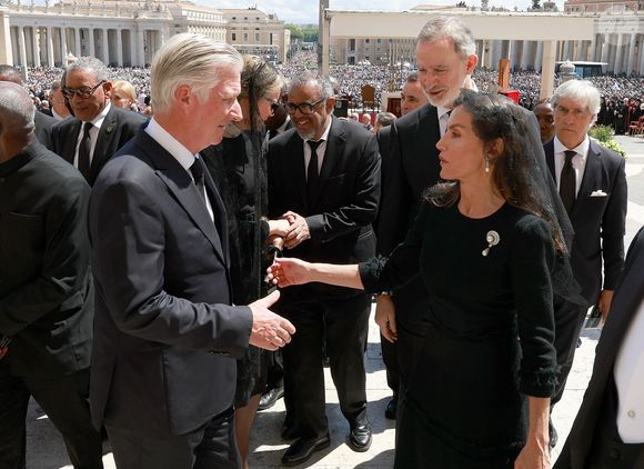 Avant de prendre place à l'extérieur avec le reste des têtes couronnées et des chefs d'Etat
Le roi Philippe de Belgique, la reine Mathilde de Belgique, Le roi Felipe VI et la reine Letizia d’Espagne, - Le roi Felipe VI et la reine Letizia d’Espagne, assistent aux funérailles du pape François devant la basilique Saint Pierre à Rome, le 26 avril 2025. 
© Casa de SM El Rey / Bestimage LALO YASKY / BESTIMAGE