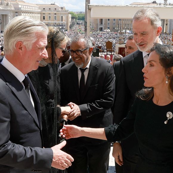 Avant de prendre place à l'extérieur avec le reste des têtes couronnées et des chefs d'Etat
Le roi Philippe de Belgique, la reine Mathilde de Belgique, Le roi Felipe VI et la reine Letizia d’Espagne, - Le roi Felipe VI et la reine Letizia d’Espagne, assistent aux funérailles du pape François devant la basilique Saint Pierre à Rome, le 26 avril 2025. 
© Casa de SM El Rey / Bestimage LALO YASKY / BESTIMAGE