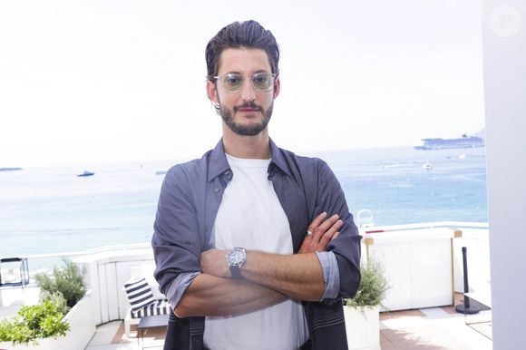 Exclusif - Pierre Niney - Interview de Pierre Niney par A.Trapenard pour Brut, lors du 75ème Festival International du Film de Cannes, France, le 27 mai 2022. © Jack Tribeca/Bestimage
