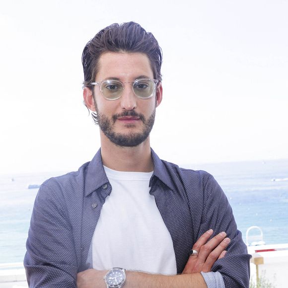 Exclusif - Pierre Niney - Interview de Pierre Niney par A.Trapenard pour Brut, lors du 75ème Festival International du Film de Cannes, France, le 27 mai 2022. © Jack Tribeca/Bestimage