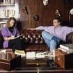 L'album photos de Michel Sardou dans son appartement de famille à Paris, avec moquette au sol et canapé chesterfield