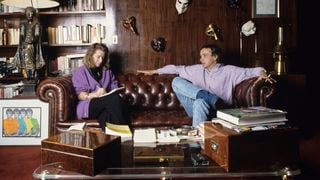 L'album photos de Michel Sardou dans son appartement de famille à Paris, avec moquette au sol et canapé chesterfield