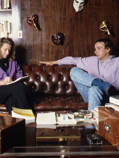 L'album photos de Michel Sardou dans son appartement de famille à Paris, avec moquette au sol et canapé chesterfield
