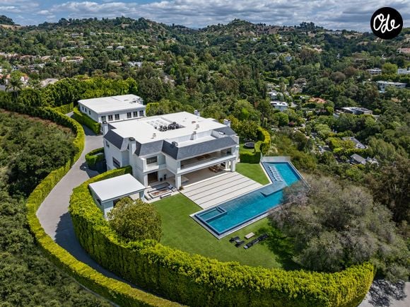 L’ancienne propriété de Ben Affleck et Jennifer Lopez à Beverly Hills s’étend sur près de deux hectares. La résidence compte 12 chambres, 24 salles de bains, une piscine à débordement, un vaste complexe sportif et un garage pouvant accueillir 12 voitures. Crédit photo : Simon Berlyn.