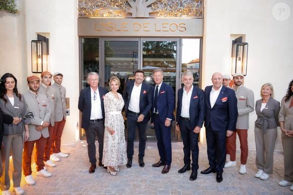 Exclusif -  Jean-Philippe Nuel (Architecte d’intérieur), Maud Bailly (Directrice générale Sofitel, MGallery & Emblems), Sébastien Bazin (PDG du groupe Accor), Patrick Bruel, Pierre Gonzalvez (Maire de l’Isle sur la Sorgue), Emmanuel Borla (Directeur de l’hôtel) - Patrick Bruel inaugure son hôtel cinq étoiles "L'Isle de Leos MGallery" à L'Isle-sur-la-Sorgue, France, le 23 septembre 2025. 
 © Jack Tribeca / Bestimage