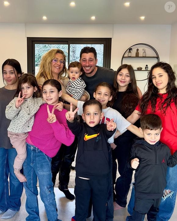 Un aménagement testé depuis quelques jours avec l’aide d’un baby phone pour garder un œil attentif sur le reste de la fratrie...
Emilie et Franck Fanich en compagnie de leurs 9 enfants sur Instagram.