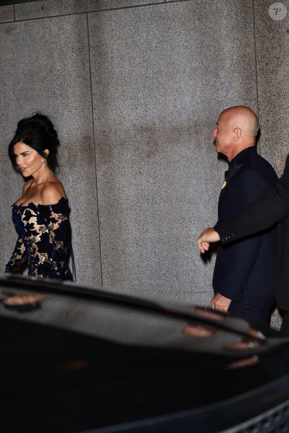 Certains internautes ont même publié des messages de haine misogynes sur X (anciennement Twitter, ndlr) 

Jeff Bezos et Lauren Sanchez à New York en 2024.