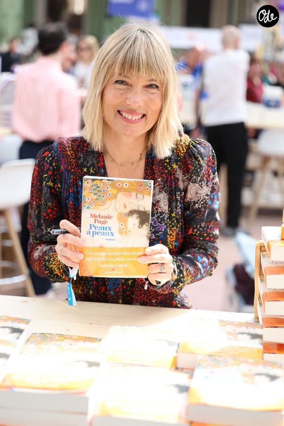 Melanie Page lors du 5ème festival du Livre de Paris au Grand Palais à Paris, France, le 18 avril 2026. © Denis Guignebourg/BestImage
