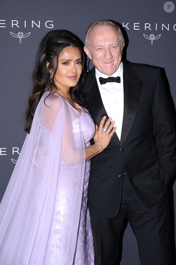 Salma Hayek et Francois-Henri Pinault - Photocall du dîner "Women in Motion" par le groupe Kering, Place de la Castre, lors du 77ème Festival International du Film de Cannes le 19 mai 2024.