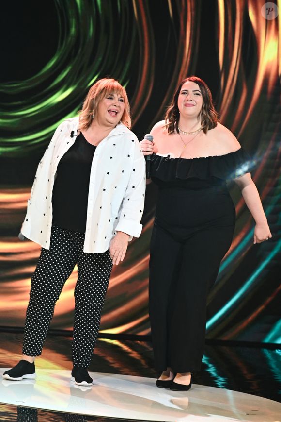 Exclusif - Michele Bernier et sa fille Charlotte Gaccio lors de l'enregistrement de l'émission "Famille je vous aime" présentée par M. Drucker et qui sera diffusée le 13 juin 2025 sur France 3, aux Studios rive gauche à Paris, France, le 14 avril 2025. © Clovis-Gaffiot/Bestimage
Tout au long de sa carrière, Michel Drucker a interviewé les parents de ses invités pour comprendre leur parcours. Il a tissé des liens avec chacune de leur famille. Voilà comment est née l'idée de " Famille je vous aime ".

Cette émission diffusée en prime time sur France 3, entre la Fête des Mères et la Fête des Pères, a pour thème principal la transmission.

La famille a toujours inspiré les artistes que ce soit en chanson ou en humour. Gad Elmaleh, le parrain de cette première émission sera accompagné de Régine et David, ses parents. Il y aura également Dany Brillant, Anne Roumanoff, Roman Doduick et leur maman, Michèle Bernier, Laurent Voulzy, Gérard Lanvin, Louis Chedid, Michel et Beatrice Leeb et leurs enfants, mais aussi David Hallyday et Olivier de Benoist dont les récents spectacles abordent ce sujet.

Entre émotion et fous rires, nous n'avons pas fini d'aimer ces drôles de Familles !