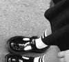 La petite fille apparaît avec une jolie tenue et surtout une paire de Dr. Martens.

Louane a partagé une adorable image de sa fille Esmée. Capture d'écran Instagram