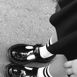 La petite fille apparaît avec une jolie tenue et surtout une paire de Dr. Martens.

Louane a partagé une adorable image de sa fille Esmée. Capture d'écran Instagram