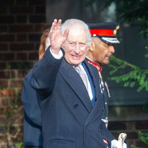 Aucune explication n’a été donnée quant à l'absence du roi et de son héritier, laissant place aux spéculations sur des contraintes d’agenda ou des raisons de santé...

Le roi Charles III d'Angleterre et Camilla Parker Bowles, reine consort d'Angleterre, quittent l'exposition William Morris et Art From The Islamic World à Londres, le 20 décembre 2024.
