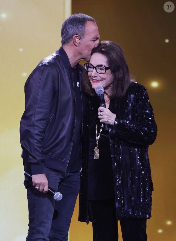 Exclusif - Nikos Aliagas et Nana Mouskouri lors de l'enregistrement de l'émission "Nos voix pour toutes" au profit de la Fondation des femmes à l’Adidas Arena diffusée sur TMC le 25 novembre 2025, à Paris, France, le 19 novembre 2025. © Guirec-Moreau/Bestimage