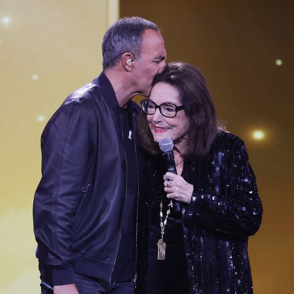 Exclusif - Nikos Aliagas et Nana Mouskouri lors de l'enregistrement de l'émission "Nos voix pour toutes" au profit de la Fondation des femmes à l’Adidas Arena diffusée sur TMC le 25 novembre 2025, à Paris, France, le 19 novembre 2025. © Guirec-Moreau/Bestimage