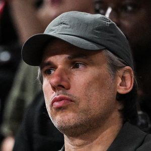 Le rappeur français Orelsan assiste au match de quart de finale de la LNB Elite de basket-ball opposant le Paris Basketball au SIG Strasbourg à l'Adidas Arena de Paris, le 26 mai 2026. Photo de Firas Abdullah/Icon Sport/ABACAPRESS.COM