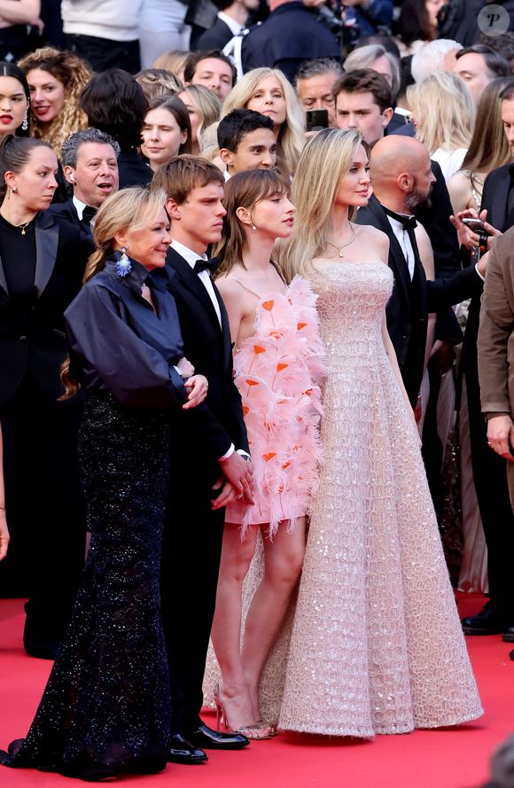 Caroline Scheufele, Finn Bennett, Marie Colomb, Angelina Jolie - Montée des marches du film " Eddington " lors du 78ème Festival International du Film de Cannes, au Palais des Festivals à Cannes. Le 16 mai 2025
© Jacovides-Moreau / Bestimage