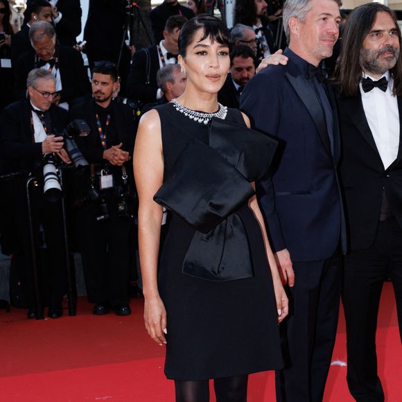 Chignon, collier de perles et robe noire, tout y était. 
Leïla Bekhti - Montée des marches du film " Histoires de la nuit " lors du 79ème Festival International du Film de Cannes, le 21 mai 2026. © Jacovides-Moreau / Bestimage