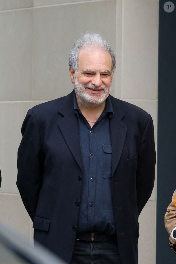 Exclusif - Raphael Mezrahi - Obsèques du producteur François Bennaceur (Ben Naceur) au cimetière ancien de Neuilly-sur-Seine, France, le 13 mai 2024.