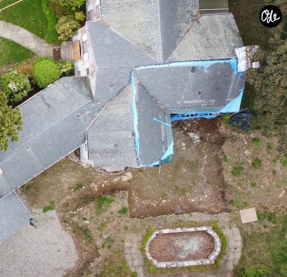 La démolition de l'ancienne demeure de Richard Gere et Paul Simon, évaluée à 11 millions de dollars, est en cours à New Canaan, dans le Connecticut. La propriété présentait des signes de délabrement : toiture endommagée, porte d'entrée manquante, bassin de jardin à sec, étang recouvert d'une nappe d'huile et piscine enterrée comblée de terre.
© The ImageDirect / Bestimage