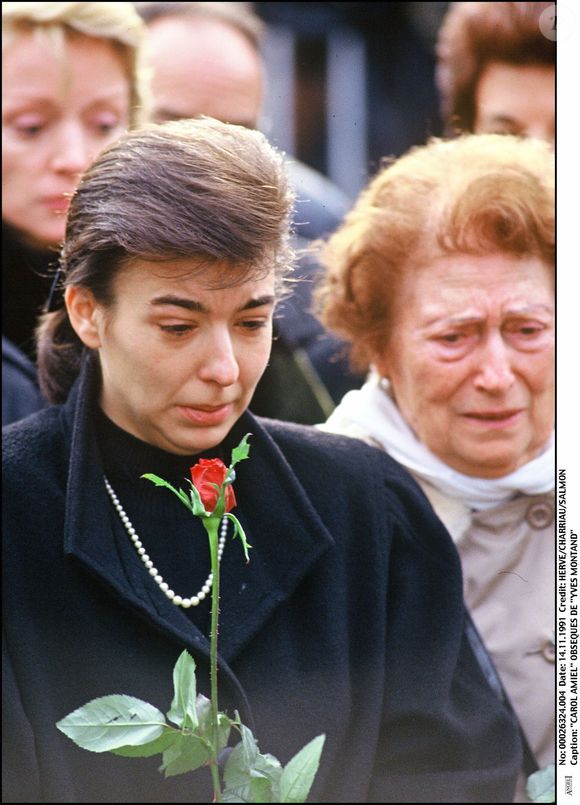 Carole Amiel fut critiquée pour sa grande différence d'âge avec l'artiste mais resta auprès de lui durant les dix dernières années de sa vie...

Carole Amiel aux obsèques d'Yves Montand, le 14 novembre 1991. Crédit Bestimage
