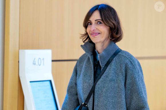 Géraldine Maillet, compagne de Daniel Riolo - Arrivées au tribunal correctionnel de Paris en marge du procès en diffamation entre Didier Deschamps et Daniel Riolo, le 20 novembre 2025.

 © Pierre Perusseau/Bestimage
