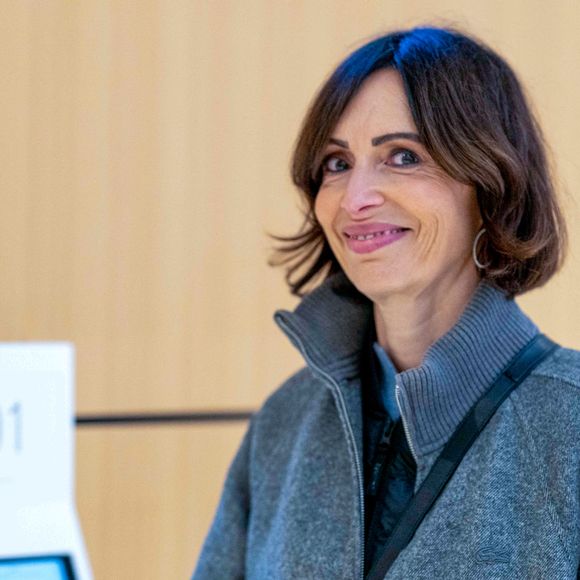 Géraldine Maillet, compagne de Daniel Riolo - Arrivées au tribunal correctionnel de Paris en marge du procès en diffamation entre Didier Deschamps et Daniel Riolo, le 20 novembre 2025.

 © Pierre Perusseau/Bestimage