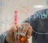 Les idées sont mieux organisées lorsqu'on se parle à soi-même. 
Photo de Kvalifiksur Unsplash