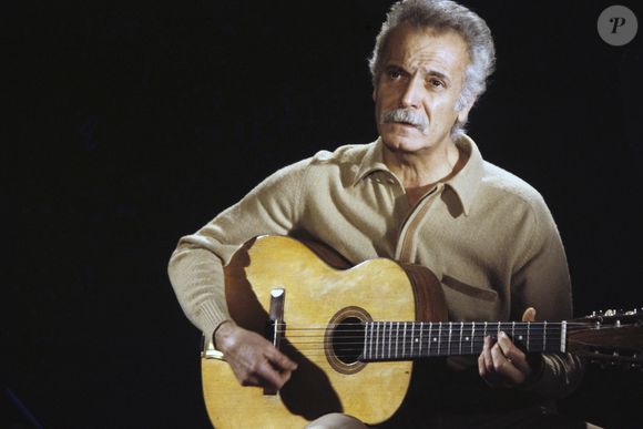 Archives - En France, à Paris, sur le plateau, portrait de Georges Brassens jouant de la guitare le 27 novembre 1979. Bernard LEGUAY via Bestimage