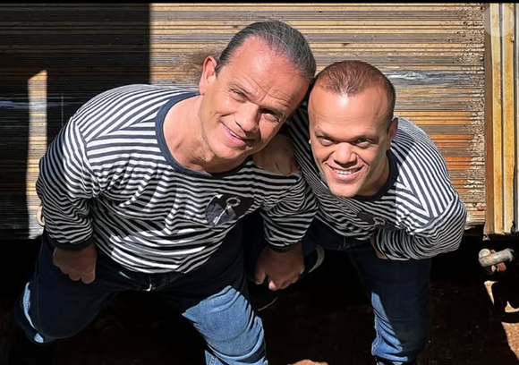 Passe-Muraille (Anthony Laborde) et Passe-Partout (André Bouchet) dans Fort Boyard.

Photo : Instagram