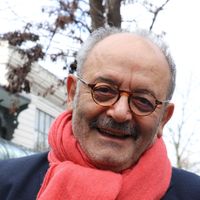 Louis Chedid : Son habitation située près d'un monument lugubre qui comprend une pièce unique en son genre