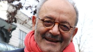 Louis Chedid : Son habitation située près d'un monument lugubre qui comprend une pièce unique en son genre