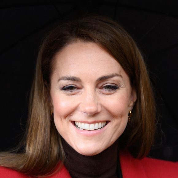 Catherine (Kate) Middleton, princesse de Galles, éclate de rire à la sortie du marché de Pontypridd, accompagnée du prince William, prince de Galles, le 26 février 2025. 
GOFF INF / BESTIMAGE