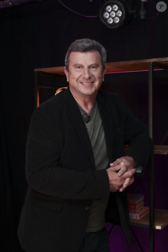Pascal Bataille en interview pour "En privé avec", format original de Webedia © Jack Tribeca/Bestimage