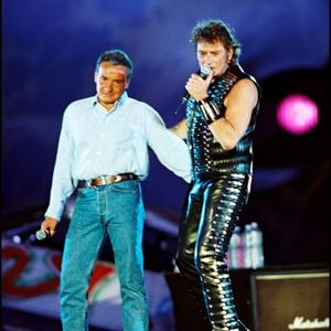 Archives - Johnny Hallyday sur scène en duo avec Michel Sardou au Parc des princes en 1993