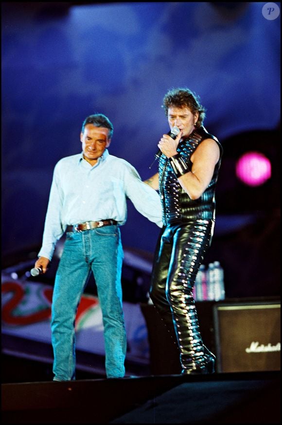 Archives - Johnny Hallyday sur scène en duo avec Michel Sardou au Parc des princes en 1993