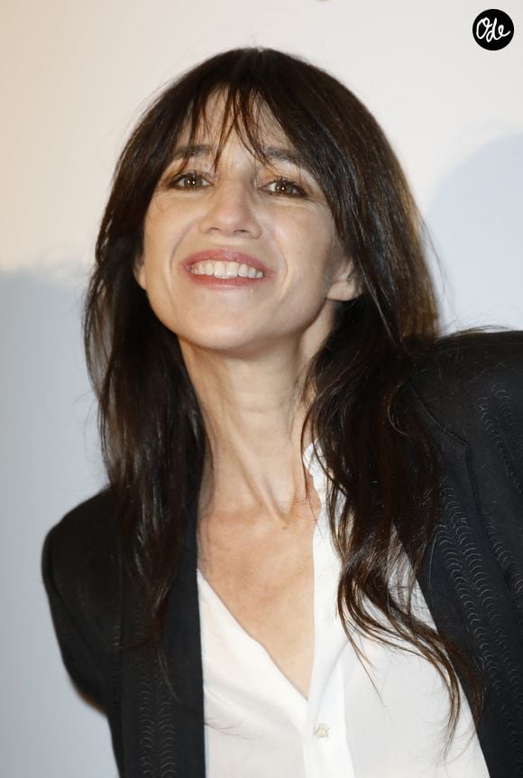 Pour l'occasion, Charlotte Gainsbourg a publié une photo d'elle aux côtés de sa belle-mère, de son compagnon et de ses trois enfants sur Instagram

Charlotte Gainsbourg - Photocall de la 10ème édition du "Global Gift Gala 2022" au Four Seasons Hotel George V à Paris le 19 novembre 2022.
© Marc Ausset-Lacroix / Bestimage