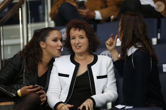 Anne Roumanoff et ses filles Alice et Marie au match de football PSG-GFC Ajaccio lors de la 2ème journée de la Ligue 1 au Parc des Princes à Paris, le 16 août 2015. © Marc Ausset Lacroix / Bestimage