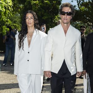 Camilla Alves, Matthew McConaughey au photocall du défilé Jacquemus de la mode homme Printemps/Été 2026 dans le cadre de la Fashion Week de Paris dans les jardins de l’Orangerie à Versailles, France, le 29, 2025. © Olivier Borde/Bestimage