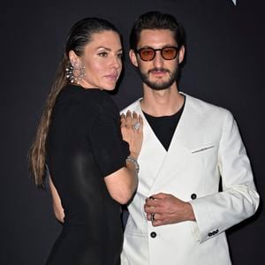 Pierre Niney et sa compagne Natasha Andrews - Photocall du dîner "Women In Motion, Kering", Place de la Castre lors du 78ème Festival International du Film de Cannes le 18 mai 2025. © Olivier Borde/Bestimage