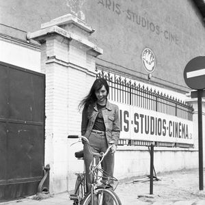 Archives -En France, à Paris, Isabelle Adjani sur une bicyclette devant les studios de cinéma le 23 avril 1974.