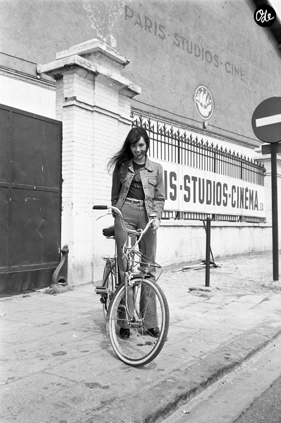 Archives -En France, à Paris, Isabelle Adjani sur une bicyclette devant les studios de cinéma le 23 avril 1974.