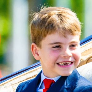 Visiblement de très bonne humeur cette année (ndlr: l'année dernière, le cadet de Kate et William s'était montré un peu plus grognon), le frère de Charlotte et de George a souri à pleines dents, ou presque !

Le prince Louis de Galles, - Les membres de la famille royale britannique arrivent à Buckingham Palace pour la cérémonie Trooping the Colour à Londres, le 14 juin 2025. Affecté par le crash du Boeing 787 Dreamliner à Ahmedabad du 12 juin, le souverain et les officiels porteront un brassard noir en hommage aux plus de 270 victimes. Bon nombre d'elles étaient des ressortissants britanniques.
© Backgrid / Bestimage