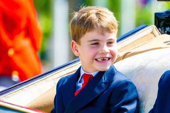 Visiblement de très bonne humeur cette année (ndlr: l'année dernière, le cadet de Kate et William s'était montré un peu plus grognon), le frère de Charlotte et de George a souri à pleines dents, ou presque !

Le prince Louis de Galles, - Les membres de la famille royale britannique arrivent à Buckingham Palace pour la cérémonie Trooping the Colour à Londres, le 14 juin 2025. Affecté par le crash du Boeing 787 Dreamliner à Ahmedabad du 12 juin, le souverain et les officiels porteront un brassard noir en hommage aux plus de 270 victimes. Bon nombre d'elles étaient des ressortissants britanniques.
© Backgrid / Bestimage