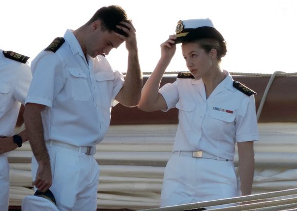 Elle a assisté à une réception officielle organisée à bord en l'honneur de la présidente du Parlement des Canaries, Astrid Pérez, et d'autres autorités.

La princesse Leonor d’Espagne est arrivée aux Îles Canaries, première étape de son voyage de six mois en mer, 17 janvier 2025. © Mercedes Menendez/Pacific Press/Bestimage