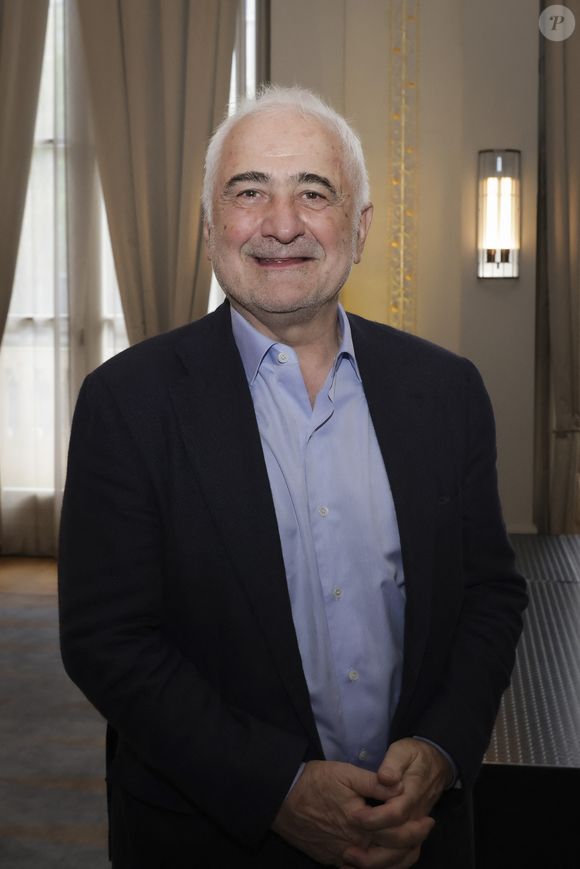 Il s'y rend deux fois par an tout en préservant un rythme de travail équilibré.

Exclusif - Guy Savoy - 11ème remise du Prix Littéraire des Hussards 2024 à l'orangerie de l'Hôtel Lutetia à Paris le 23 avril 2024. Jack Tribeca/Bestimage
