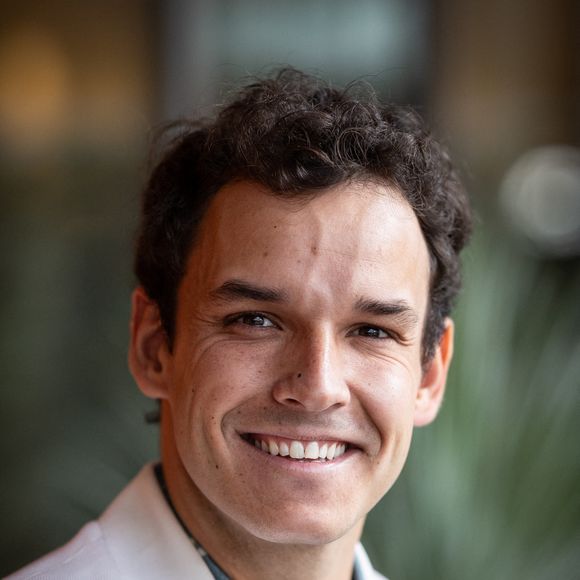 Elle a affirmé que ce changement vient directement de France Télévisions et qu’ils ont dû s’y plier.

Theo Curin au Village pour la finale masculine lors des Internationaux de France 2025 à Roland Garros le 08 juin 2025 à Paris, France. Photo by Nasser Berzane/ABACAPRESS.COM